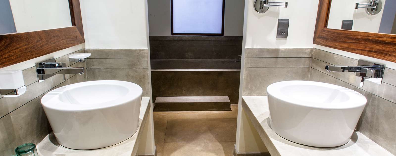 Bathrooms with luxury amenities in Colombo hotels